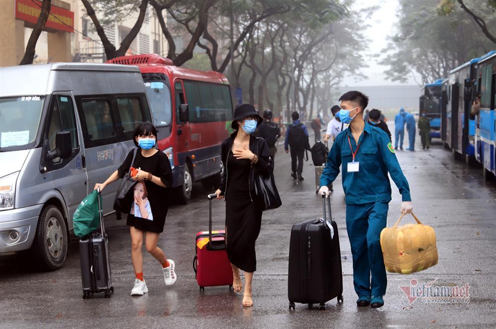 Nữ Việt kiều Pháp nắm chặt tay tạm biệt chiến sĩ khu cách ly ở Hà Nội-3