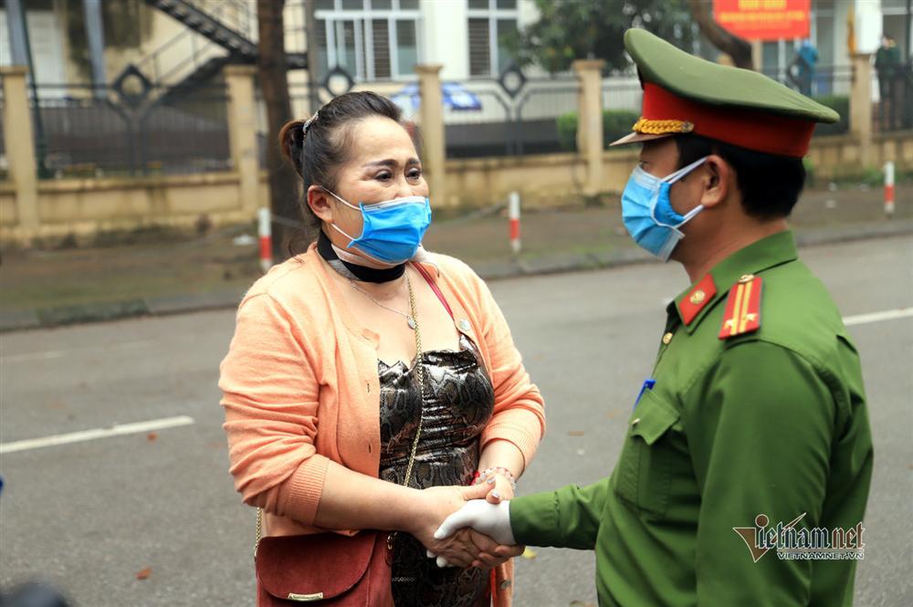 Nữ Việt kiều Pháp nắm chặt tay tạm biệt chiến sĩ khu cách ly ở Hà Nội-5