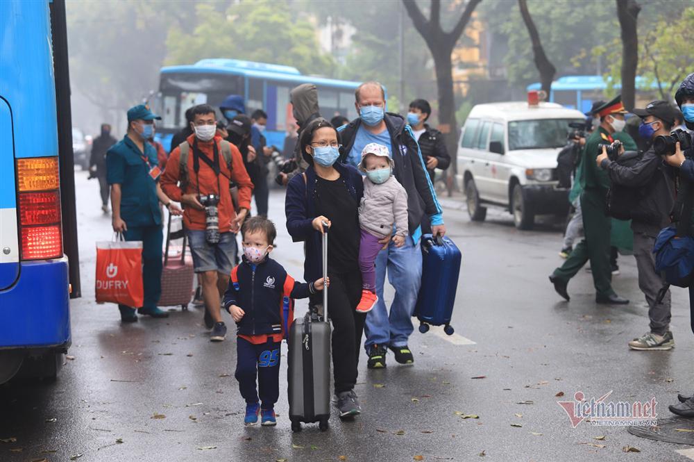 Nữ Việt kiều Pháp nắm chặt tay tạm biệt chiến sĩ khu cách ly ở Hà Nội-8