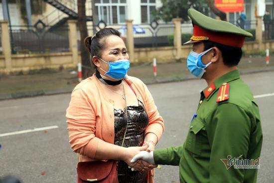 Nữ Việt kiều Pháp nắm chặt tay tạm biệt chiến sĩ khu cách ly ở Hà Nội