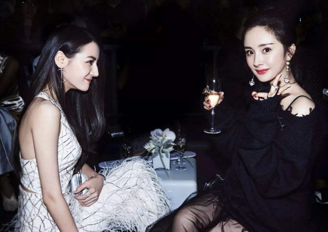 Có thể nói, sự nghiệp của Địch Lệ Nhiệt Ba thành công như ngày hôm nay là có sự trợ giúp đắc lực của đàn chị Dương Mịch. Ngay từ khi còn theo học tại Học viện Hý kịch Thượng Hải, Địch Lệ Nhiệt Ba đã ký hợp đồng với công ty quản lý Gia Hành, trở thành "gà" dưới trướng Dương Mịch.