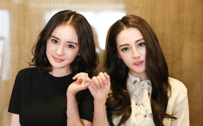 Dương Mịch và Địch Lệ Nhiệt Ba đều là mỹ nhân hàng đầu của làng giải trí Hoa ngữ thời điểm hiện tại. Họ chênh lệch nhau 6 tuổi, được biết tới như cặp chị em thân thiết trong showbiz.