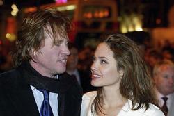 Bạn trai cũ Angelina Jolie cô đơn suốt gần 20 năm