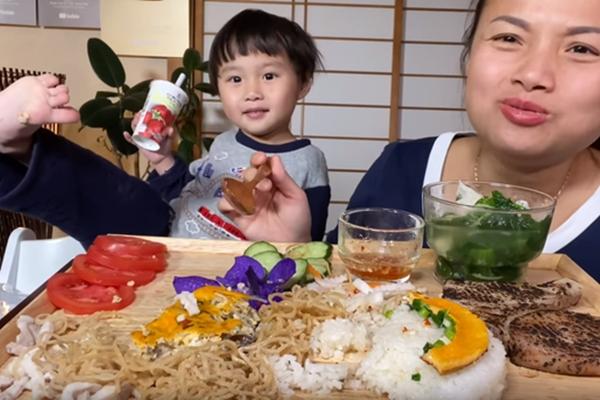 Mừng 3 triệu sub, Quỳnh Trần JP chơi lớn với mâm hải sản cua hoàng đế nặng hơn 6kg và loạt món siêu đắt-6