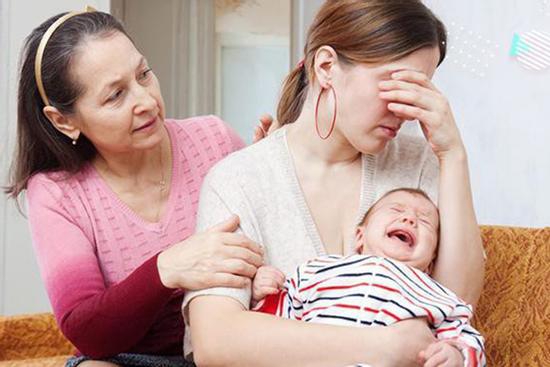 Tại sao con dâu lại 'khó chịu' với cách nuôi con của mẹ chồng?