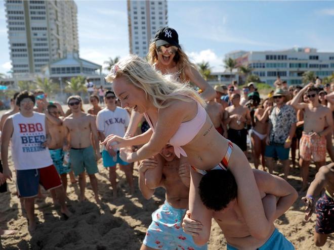 Trường quý tộc ở Mỹ đóng cửa vì virus, sinh viên tiệc tùng ăn mừng-4