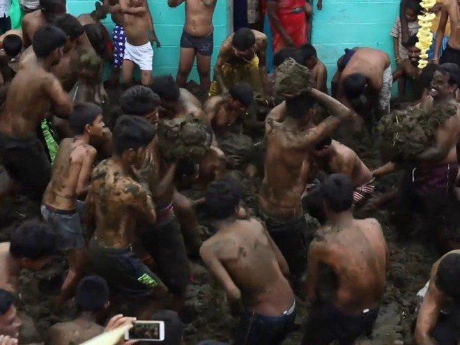 Bị ném phân bò đầy người vẫn vui vẻ quẩy hết mình trong lễ hội độc đáo-1