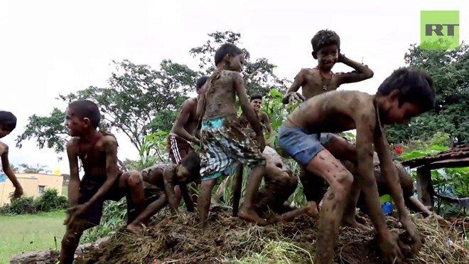 Bị ném phân bò đầy người vẫn vui vẻ quẩy hết mình trong lễ hội độc đáo-2