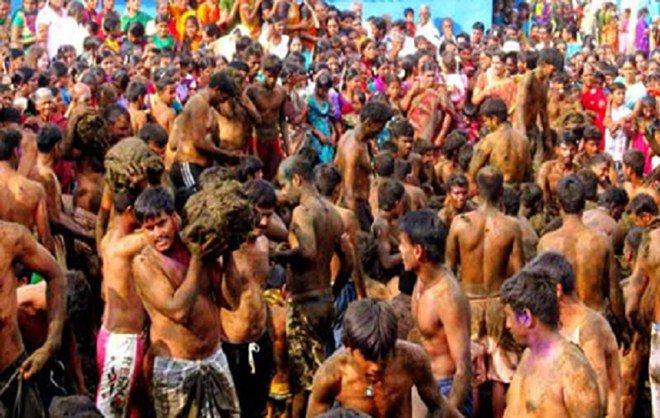 Bị ném phân bò đầy người vẫn vui vẻ quẩy hết mình trong lễ hội độc đáo-4