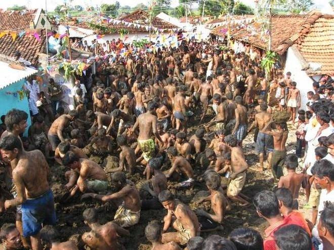 Bị ném phân bò đầy người vẫn vui vẻ quẩy hết mình trong lễ hội độc đáo-6