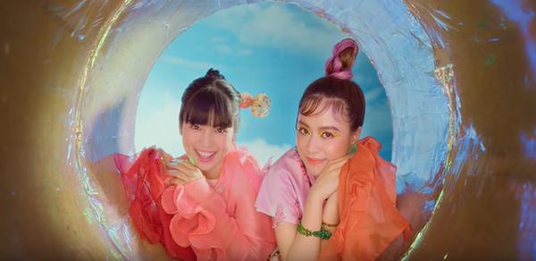 Hoàng Thùy Linh bắt trend cực nhanh khi mang cả khẩu trang, nước rửa tay vào MV mới-3