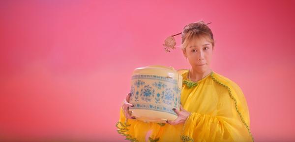 Hoàng Thùy Linh bắt trend cực nhanh khi mang cả khẩu trang, nước rửa tay vào MV mới-4