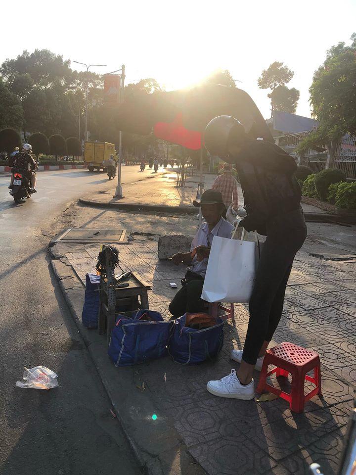 Á hậu Hoàng Thùy phát 700 chiếc khẩu trang tự may cho người lao động nghèo-2