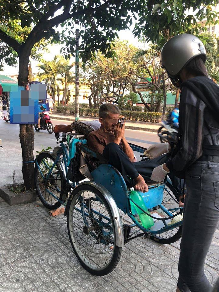 Á hậu Hoàng Thùy phát 700 chiếc khẩu trang tự may cho người lao động nghèo-1