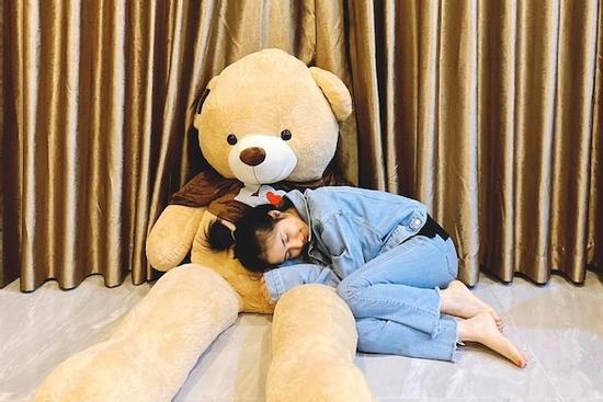 Dành cả thanh xuân đấu tranh tư tưởng ra MV hay không, Hoà Minzy đích thị là cô gái thiếu nghị lực của Vpop