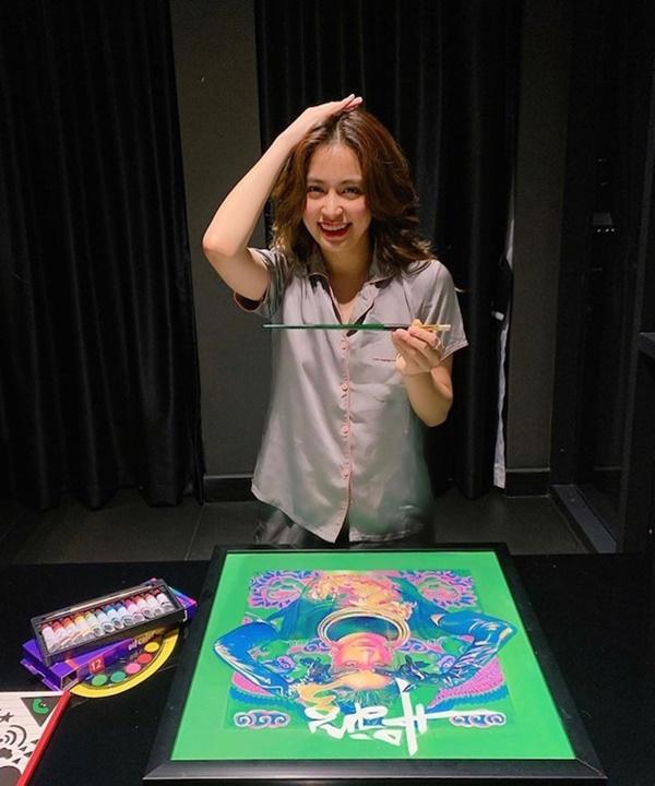 Sao Việt cách li tại gia: 2 thái cực rõ rệt, người kín như bưng - người gợi cảm vô đối-12