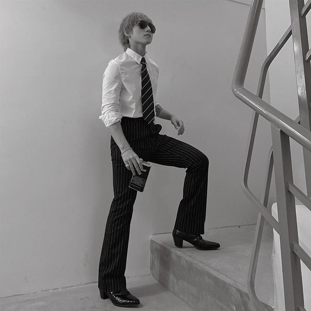 Chán style hip hop bụi phủi, Sơn Tùng giờ đóng bộ, mặc quần ống loe, giày gót cao nữ tính-1