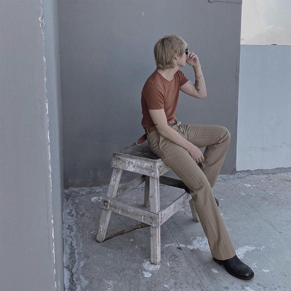 Chán style hip hop bụi phủi, Sơn Tùng giờ đóng bộ, mặc quần ống loe, giày gót cao nữ tính-2