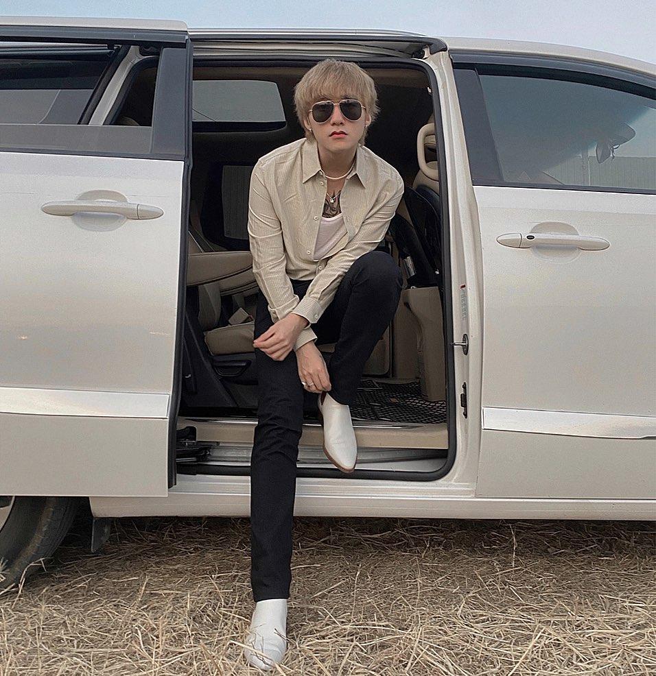 Chán style hip hop bụi phủi, Sơn Tùng giờ đóng bộ, mặc quần ống loe, giày gót cao nữ tính-4