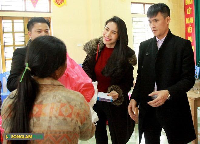 Thủy Tiên bênh vực Công Vinh khi ông xã bị mắng từ thiện xa xôi mà quên mất nơi sinh trưởng-4