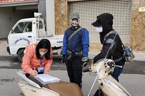 3 người Hà Nội bị phạt khi ra đường không cần thiết