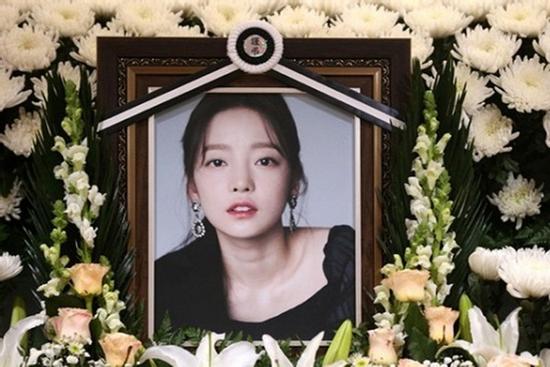 Anh trai Goo Hara vạch trần sự nhẫn tâm của mẹ đẻ, vui vẻ xin chụp ảnh với người nổi tiếng trong đám tang con gái