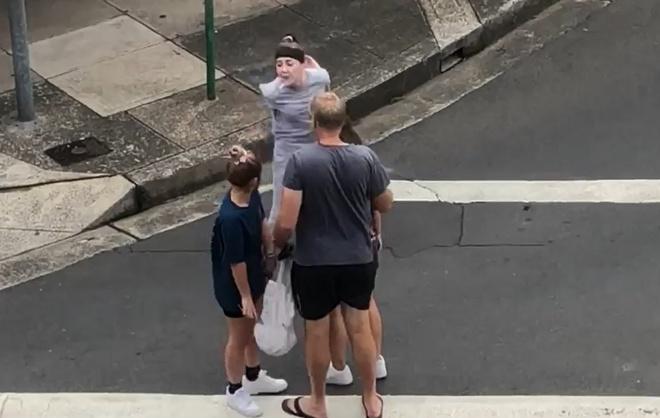 2 chị em gốc Á bị chửi mang virus đến Australia, nhổ nước bọt lên mặt-1