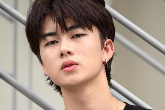 Hot boy sinh năm 1998 của Vpop bị bạn gái tố yêu 2 người cùng một lúc