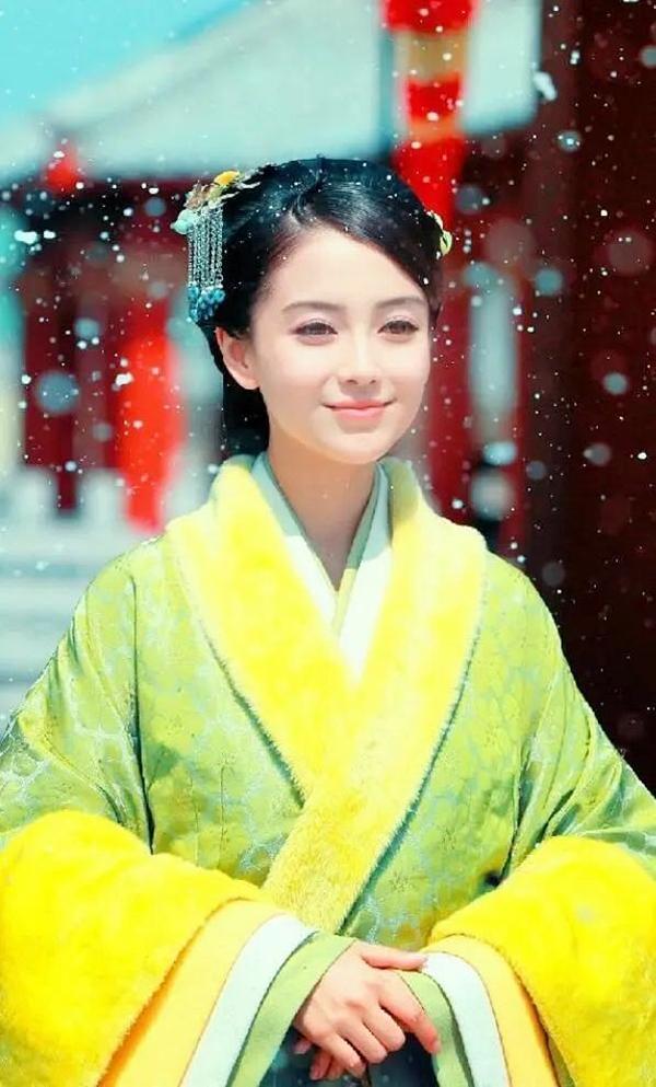 Trong trang phục màu vàng Angelababy thể rất rõ một Vân Ca hoạt bát, đáng yêu, là một cô gái vừa xinh đẹp vừa thông minh.