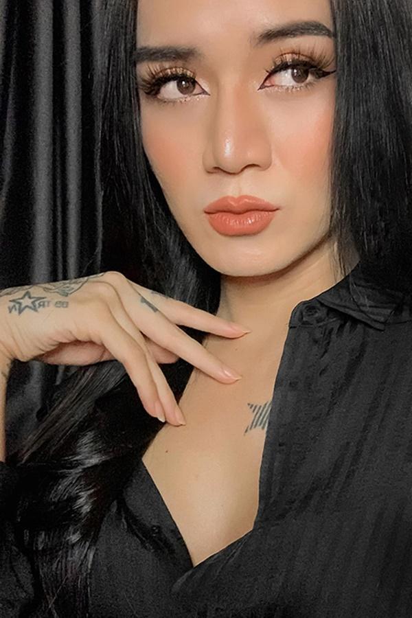 Mở đầu tin sao Việt là hình ảnh BB Trần giả gái sắc sảo, lộng lẫy. Vẻ đẹp của nam diễn viên hài khiến nhiều cô gái thực thụ cũng phải ghen tỵ.