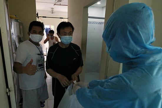 Chí Tài phải đi cách ly tập trung, du học sinh cùng phòng tiết lộ tính cách danh hài