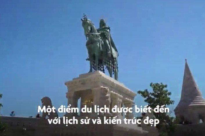 Kim tự tháp Ai Cập, tháp Eiffel rực sáng thông điệp chống dịch-1