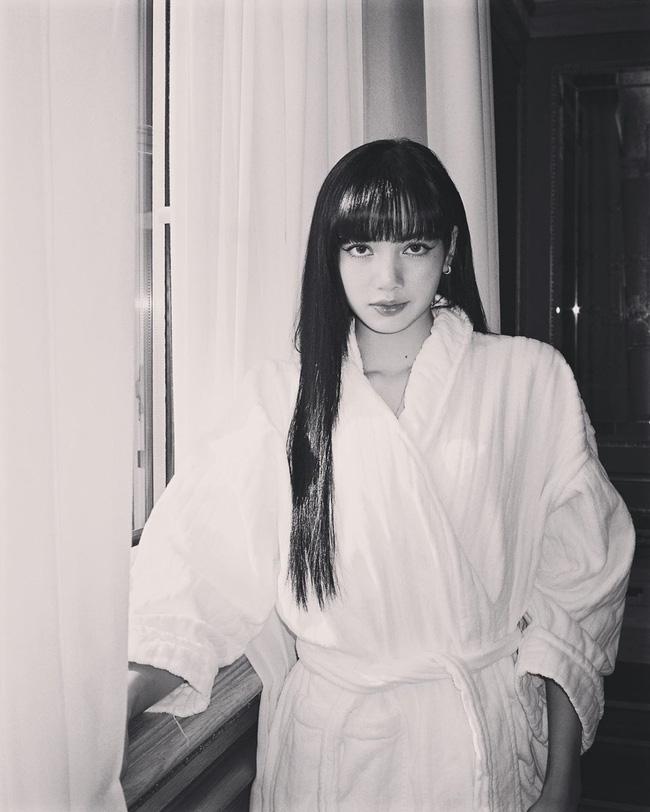 Chỉ đơn giản là diện áo choàng tắm, mỹ nhân Việt - Hàn đã có được những khoảnh khắc sống ảo cực nghệ-1