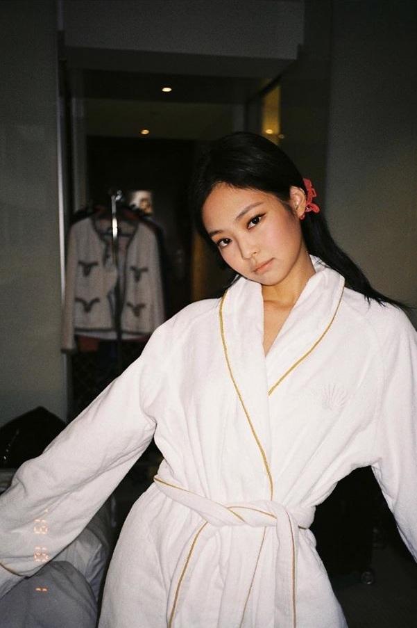 Chỉ đơn giản là diện áo choàng tắm, mỹ nhân Việt - Hàn đã có được những khoảnh khắc sống ảo cực nghệ-2