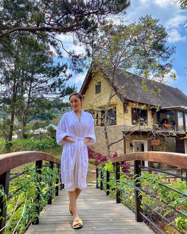 Chỉ đơn giản là diện áo choàng tắm, mỹ nhân Việt - Hàn đã có được những khoảnh khắc sống ảo cực nghệ-4