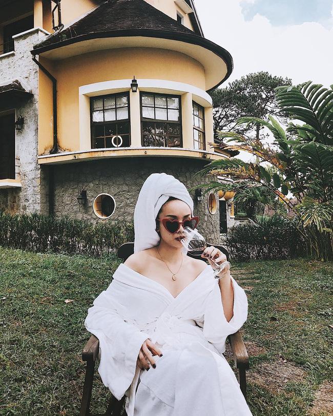 Chỉ đơn giản là diện áo choàng tắm, mỹ nhân Việt - Hàn đã có được những khoảnh khắc sống ảo cực nghệ-5