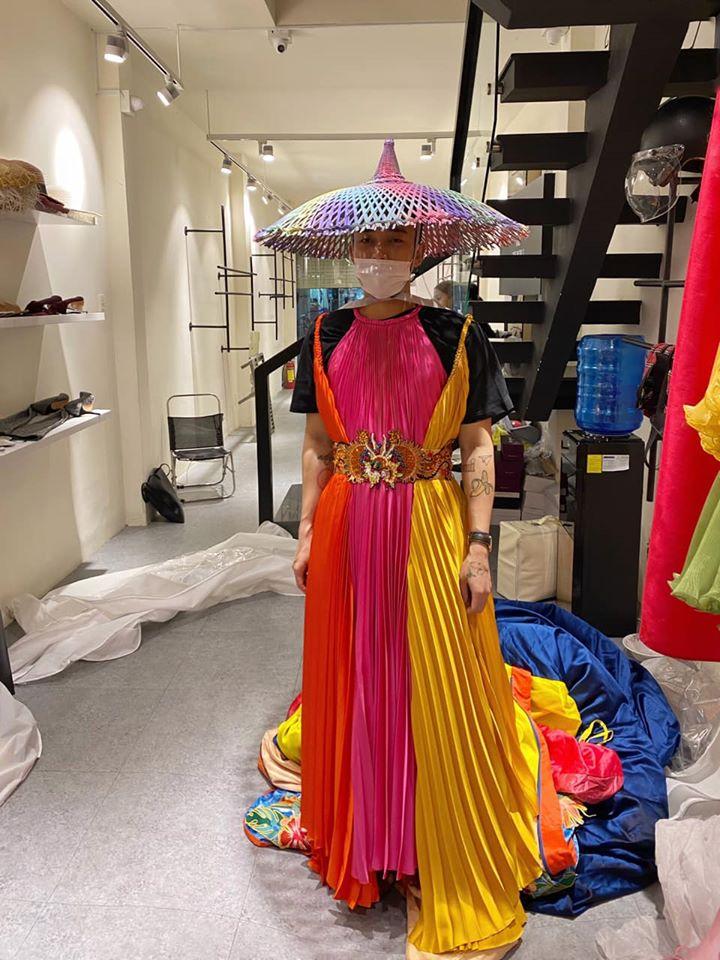 Chết cười trước cách Hoàng Ku tạo ra chiếc đầm độc đáo cho Hoàng Thùy Linh trong MV Kẻ cắp gặp bà già-4