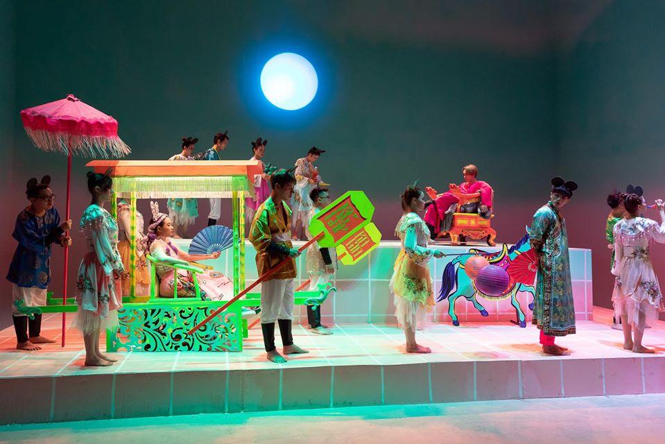 Chết cười trước cách Hoàng Ku tạo ra chiếc đầm độc đáo cho Hoàng Thùy Linh trong MV Kẻ cắp gặp bà già-10