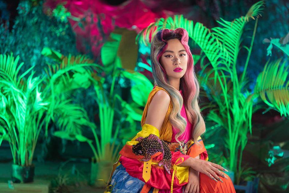 Chết cười trước cách Hoàng Ku tạo ra chiếc đầm độc đáo cho Hoàng Thùy Linh trong MV Kẻ cắp gặp bà già-7