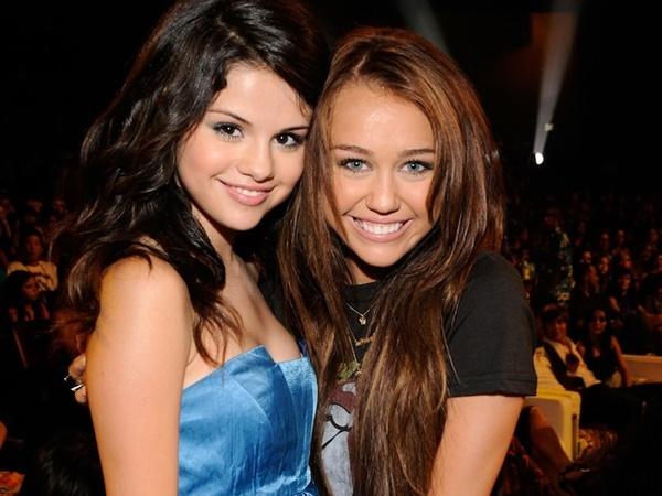 Sau nhiều năm cạch mặt, cặp công chúa Disney Selena Gomez và Miley Cyrus hàn gắn mối quan hệ-1