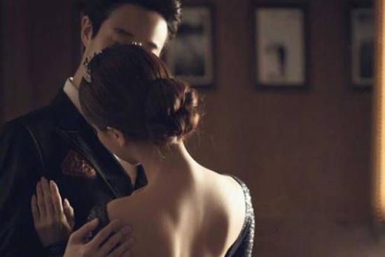 5 'chiêu bài' đàn ông có vợ dùng để tấn công phụ nữ khác và thường thành công