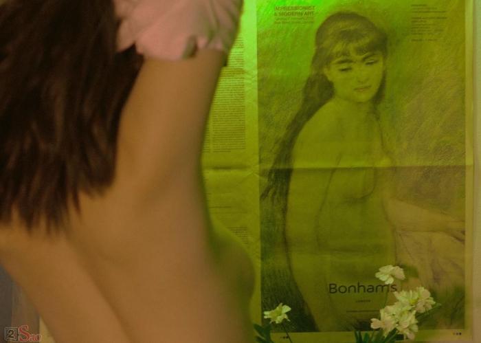 Ngọc Trinh nghiện cởi trần, dùng tay che hờ điểm nhạy cảm-6