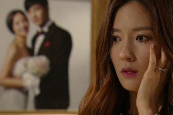 Gái nhà nghèo đeo bám tỷ phú đáng tuổi cha, 10 năm sau chồng chống gậy đưa đi tiêu tiền-6