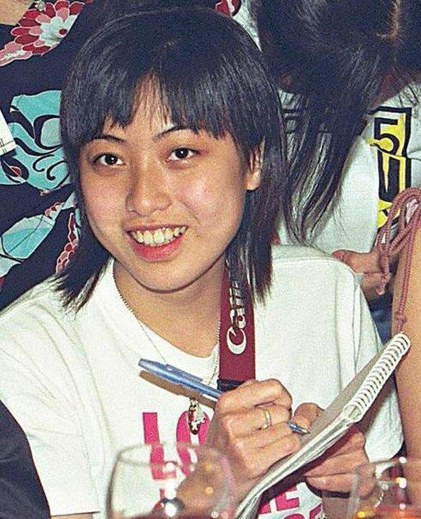 Gái nhà nghèo đeo bám tỷ phú đáng tuổi cha, 10 năm sau chồng chống gậy đưa đi tiêu tiền-1