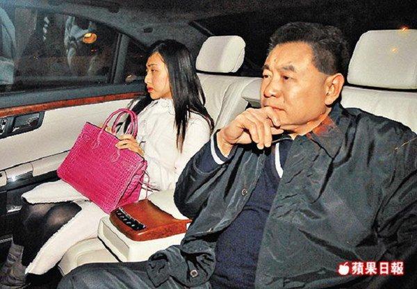 Gái nhà nghèo đeo bám tỷ phú đáng tuổi cha, 10 năm sau chồng chống gậy đưa đi tiêu tiền-3