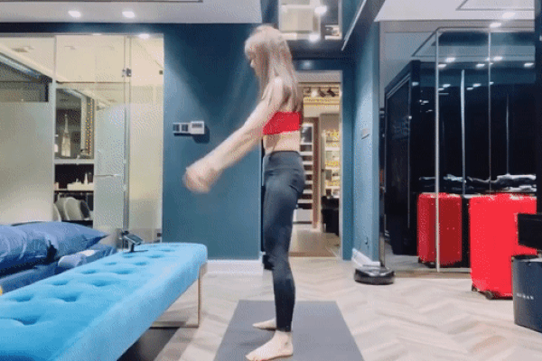 Cả loạt bài tập sáng tạo vô biên của sao Việt khi tránh dịch ở nhà, có người còn khoe cơ bụng số 11 thấy mà thèm-14