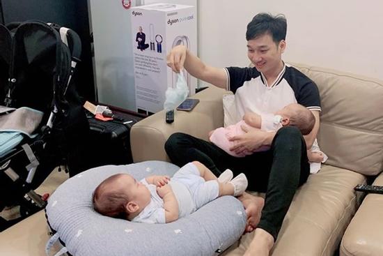 MC Thành Trung 'một nách hai con' khiến dân mạng vừa cười vừa thương