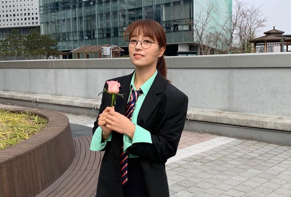 Nữ MC Hàn đầu tiên dám đeo kính, thả rông khi lên sóng truyền hình-1