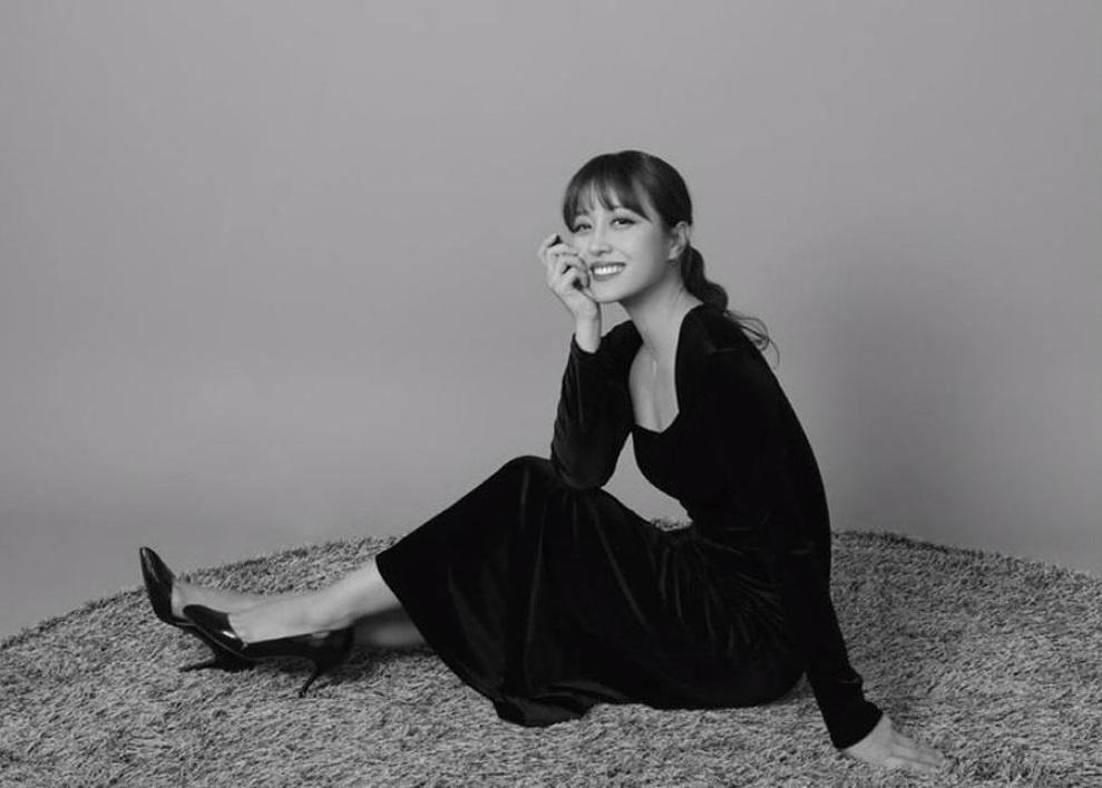 Nữ MC Hàn đầu tiên dám đeo kính, thả rông khi lên sóng truyền hình-2