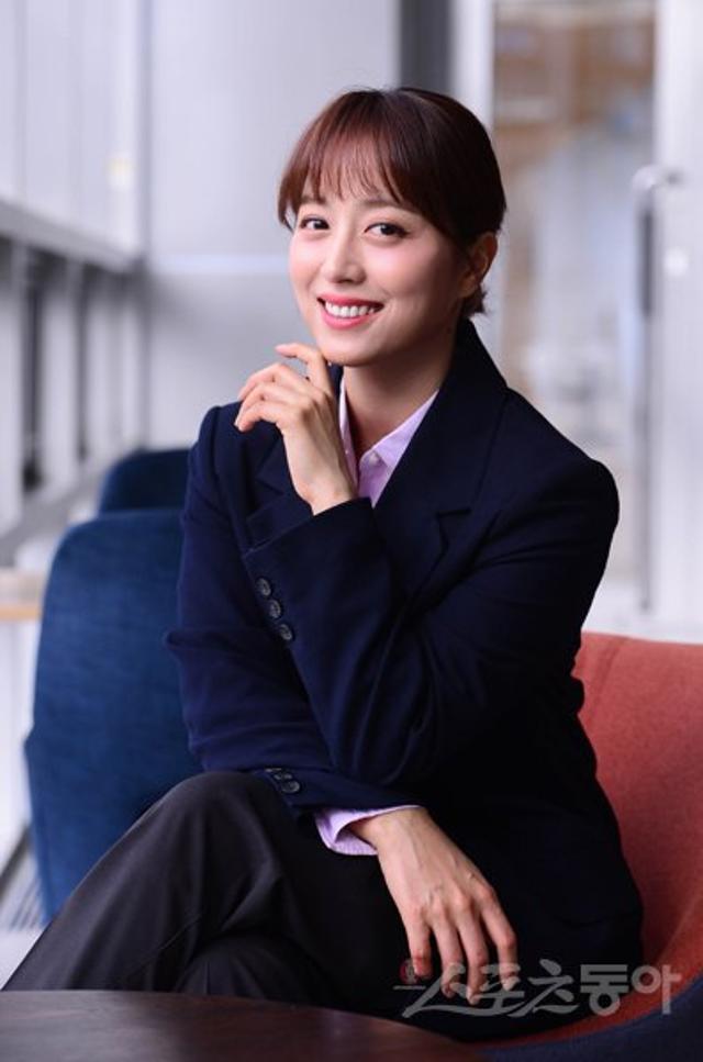 Nữ MC Hàn đầu tiên dám đeo kính, thả rông khi lên sóng truyền hình-3